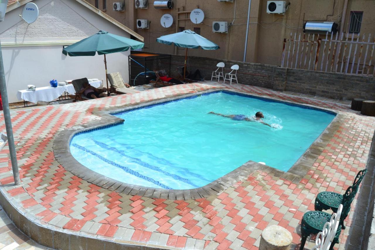 Kamogelo Guest House พีลาเนสเบิร์ก ภายนอก รูปภาพ