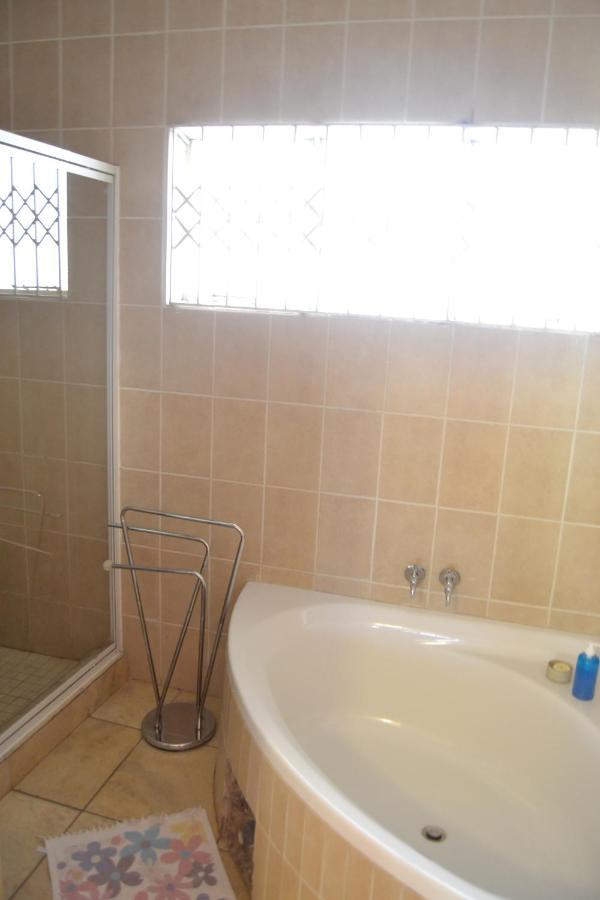 Kamogelo Guest House พีลาเนสเบิร์ก ภายนอก รูปภาพ
