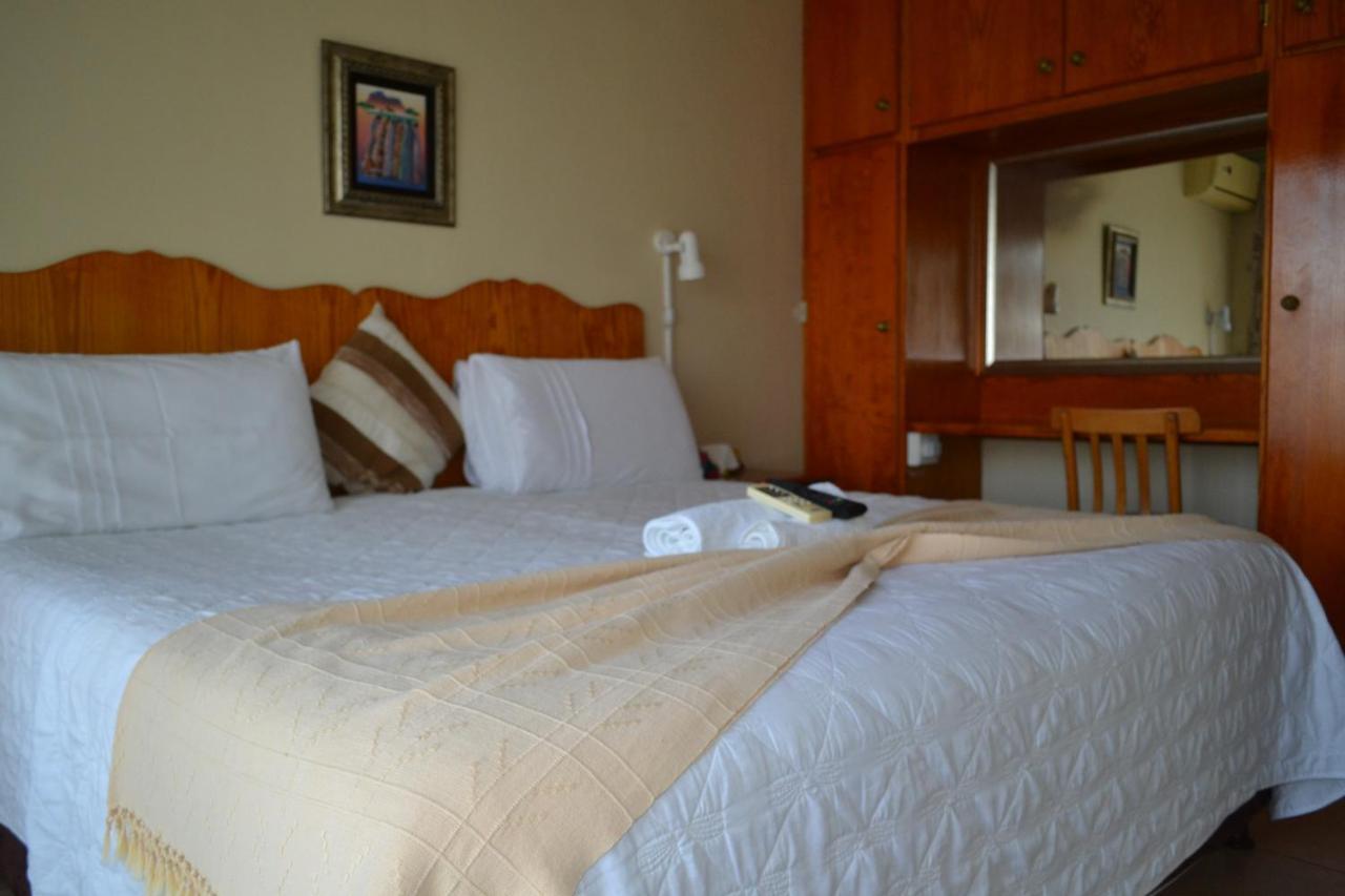 Kamogelo Guest House พีลาเนสเบิร์ก ภายนอก รูปภาพ