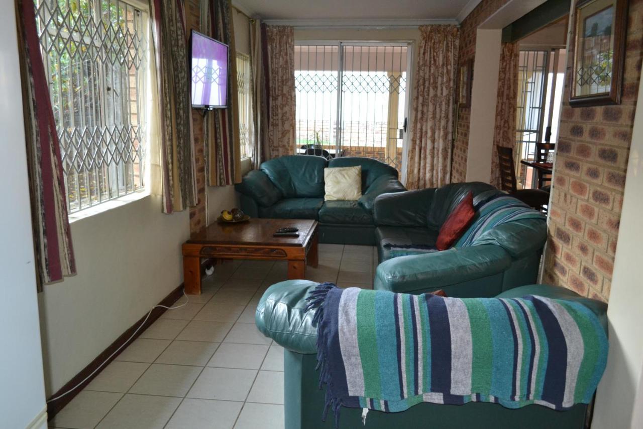 Kamogelo Guest House พีลาเนสเบิร์ก ภายนอก รูปภาพ