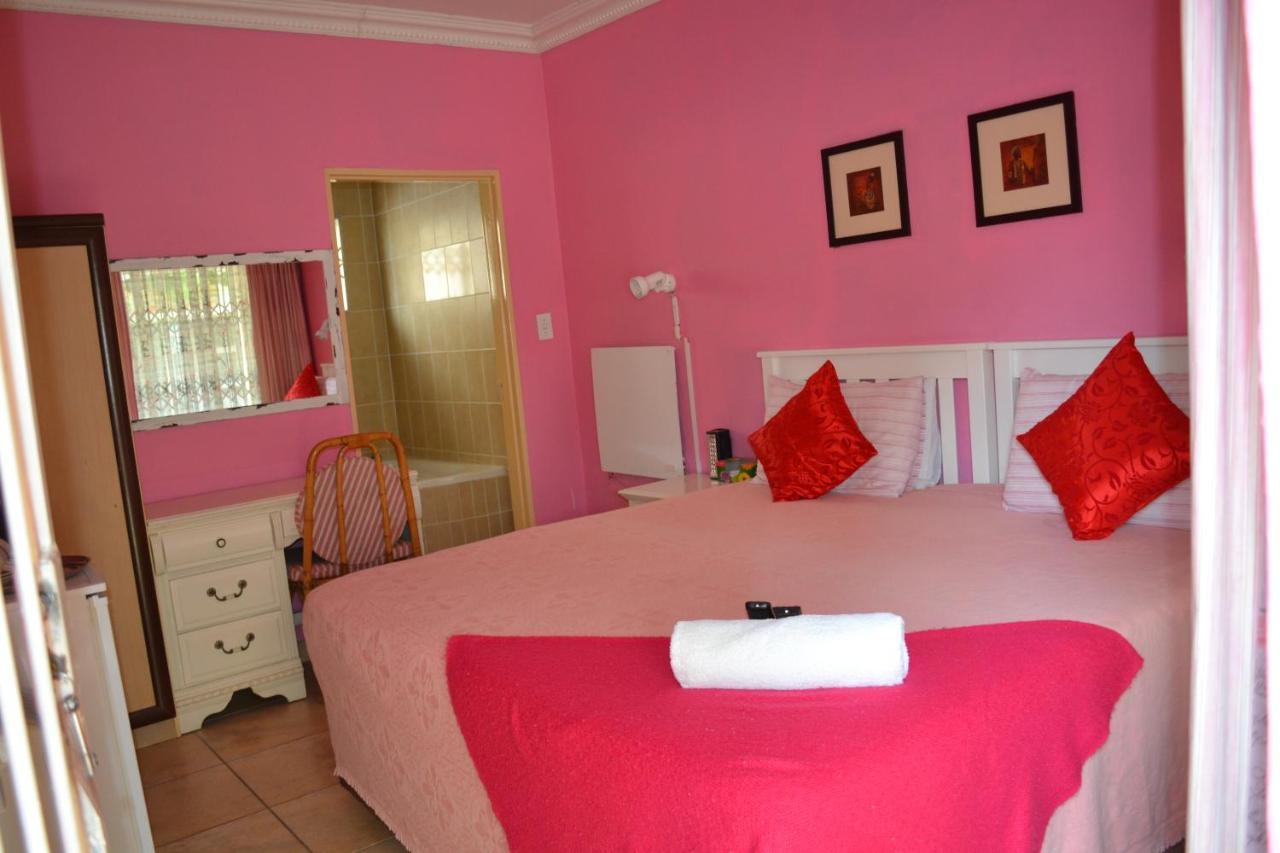 Kamogelo Guest House พีลาเนสเบิร์ก ภายนอก รูปภาพ