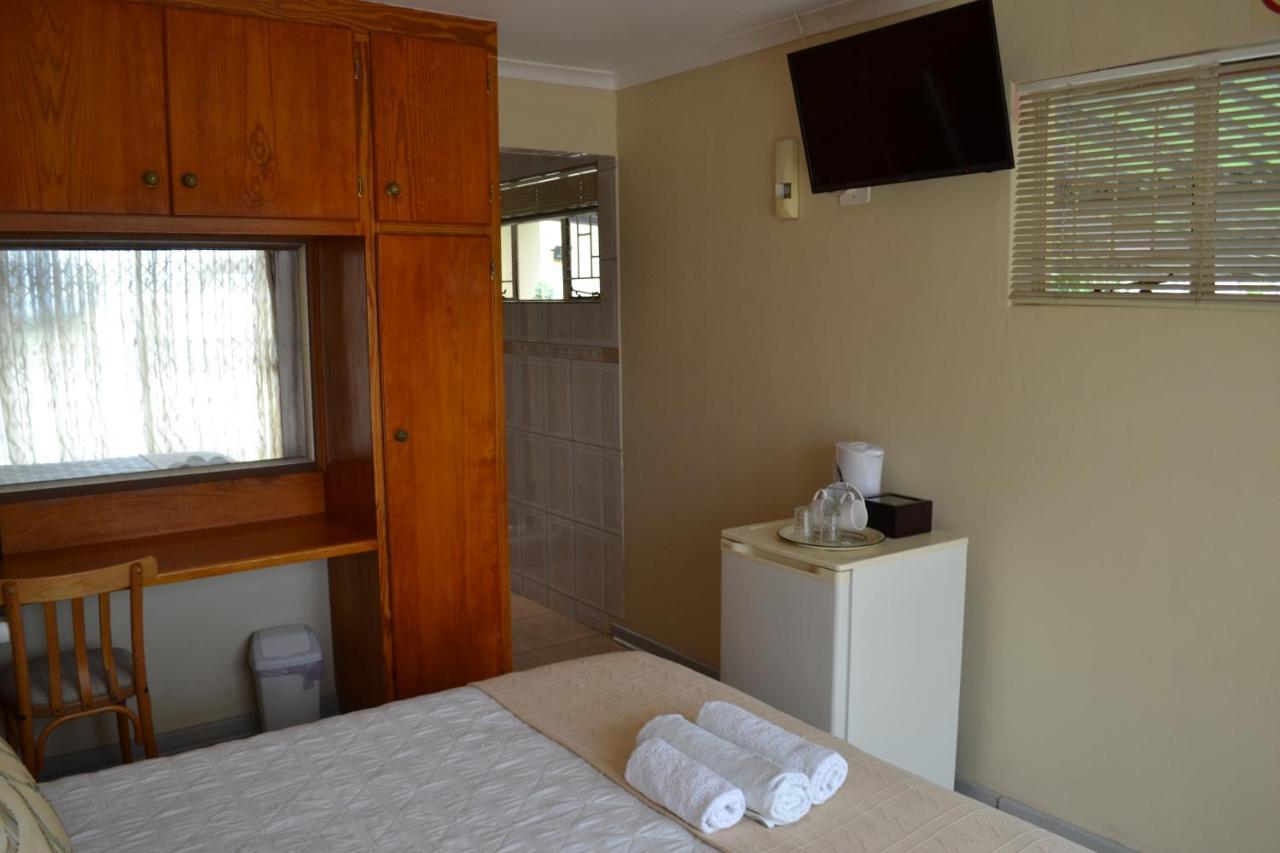 Kamogelo Guest House พีลาเนสเบิร์ก ภายนอก รูปภาพ
